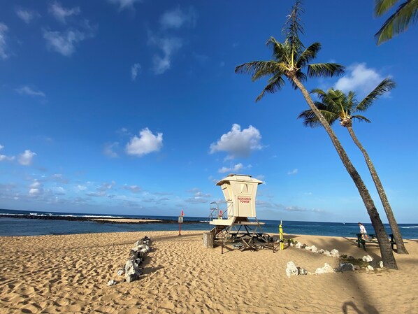 Beach nearby, sun loungers, beach towels