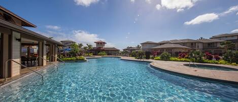 Una piscina al aire libre, una piscina climatizada