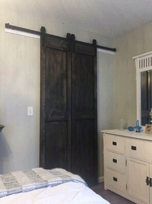 4 chambres, fer et planche à repasser, lit de bébé portatif