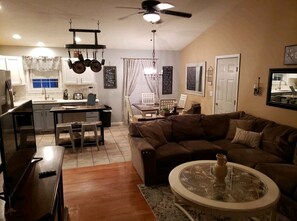 Téléviseur connecté, foyer, table de baby-foot, livres