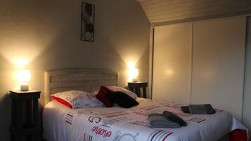 4 Schlafzimmer, Schreibtisch, Bügeleisen/Bügelbrett, Reisekinderbett