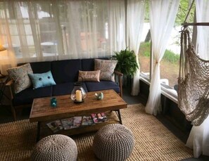 Smart-tv, eldstad och en stereo