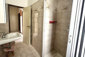 Shower, bidet, towels - S228 - Sirolo, three-room apartment near the center (Sirolo)