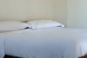 2 bedrooms, bed sheets - S228 - Sirolo, three-room apartment near the center (Sirolo)