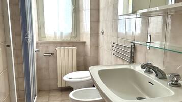 Douche, bidet, serviettes fournies