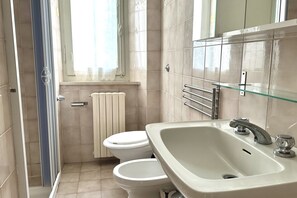 Shower, bidet, towels - S228 - Sirolo, three-room apartment near the center (Sirolo)