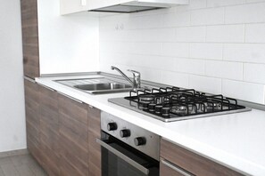 ثلاجة، فرن، مائدة طعام