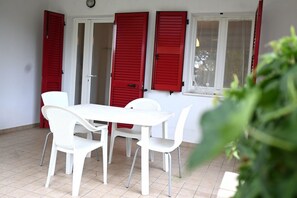 تناول الطعام بالخارج