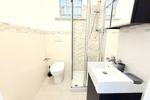 Shower, bidet, towels - M272 - Marcelli, new three-room apartment with garden (Marcelli)