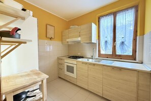 Fridge, oven, dishwasher, dining tables - M274 - Marcelli, large four-room apartment with panoramic terrace (Marcelli)