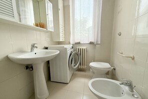 Tina, bidet, toallas 