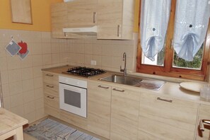 Kühlschrank, Ofen, Geschirrspüler, Esstisch