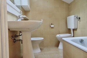 Bathtub, bidet, towels - M274 - Marcelli, large four-room apartment with panoramic terrace (Marcelli)