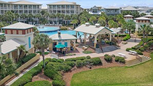 Ein Resort mit mehreren Gebäuden, einem Schwimmbad und Außenbereich-Sitzgelegenheiten.