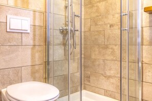 Douche, sèche-cheveux, serviettes fournies, savon