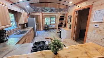 Køleskab, mikrobølgeovn, ovn, kogeplade