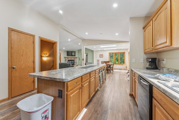 Fridge, microwave, oven, stovetop - FIRST CLASS" BIG MOMMA"- 19 Person home with Arcade! Family fun! (Wisconsin Dells)