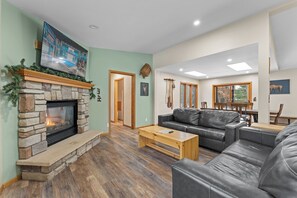Smart TV, video games, table football - First Class" BIG MOMMA"- 24 Person/12 Bed/4 bath-Arcade-Large Private Backyard (Wisconsin Dells)