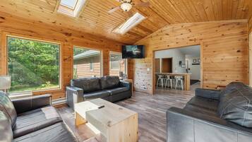 Älytelevisio, videopelejä, pöytäjalkapallopöytä