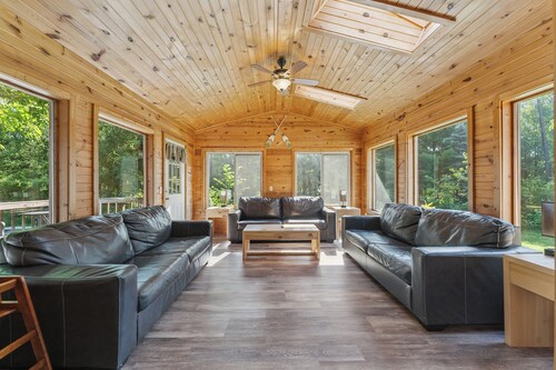 FIRST CLASS&quot; BIG MOMMA&quot;- 19 Person home with Arcade! Family fun!