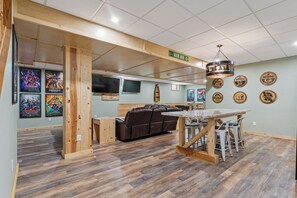 Interior - FIRST CLASS" BIG MOMMA"- 19 Person home with Arcade! Family fun! (Wisconsin Dells)