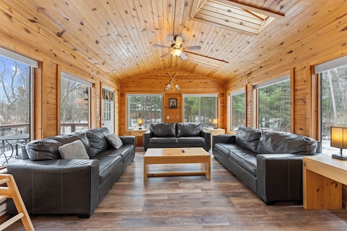 First Class" BIG MOMMA"- 24 Person/12 Bed/4 bath-Arcade-Large Private Backyard