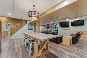 Interior - FIRST CLASS" BIG MOMMA"- 19 Person home with Arcade! Family fun! (Wisconsin Dells)