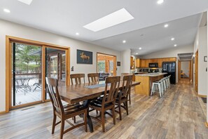 Dining - First Class" BIG MOMMA"- 24 Person/12 Bed/4 bath-Arcade-Large Private Backyard (Wisconsin Dells)