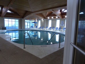 Inomhuspool och utomhuspool