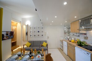 Kühlschrank, Mikrowelle, Herdplatte, Geschirrspüler