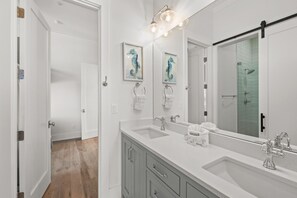 Combined shower/tub, hair dryer, towels