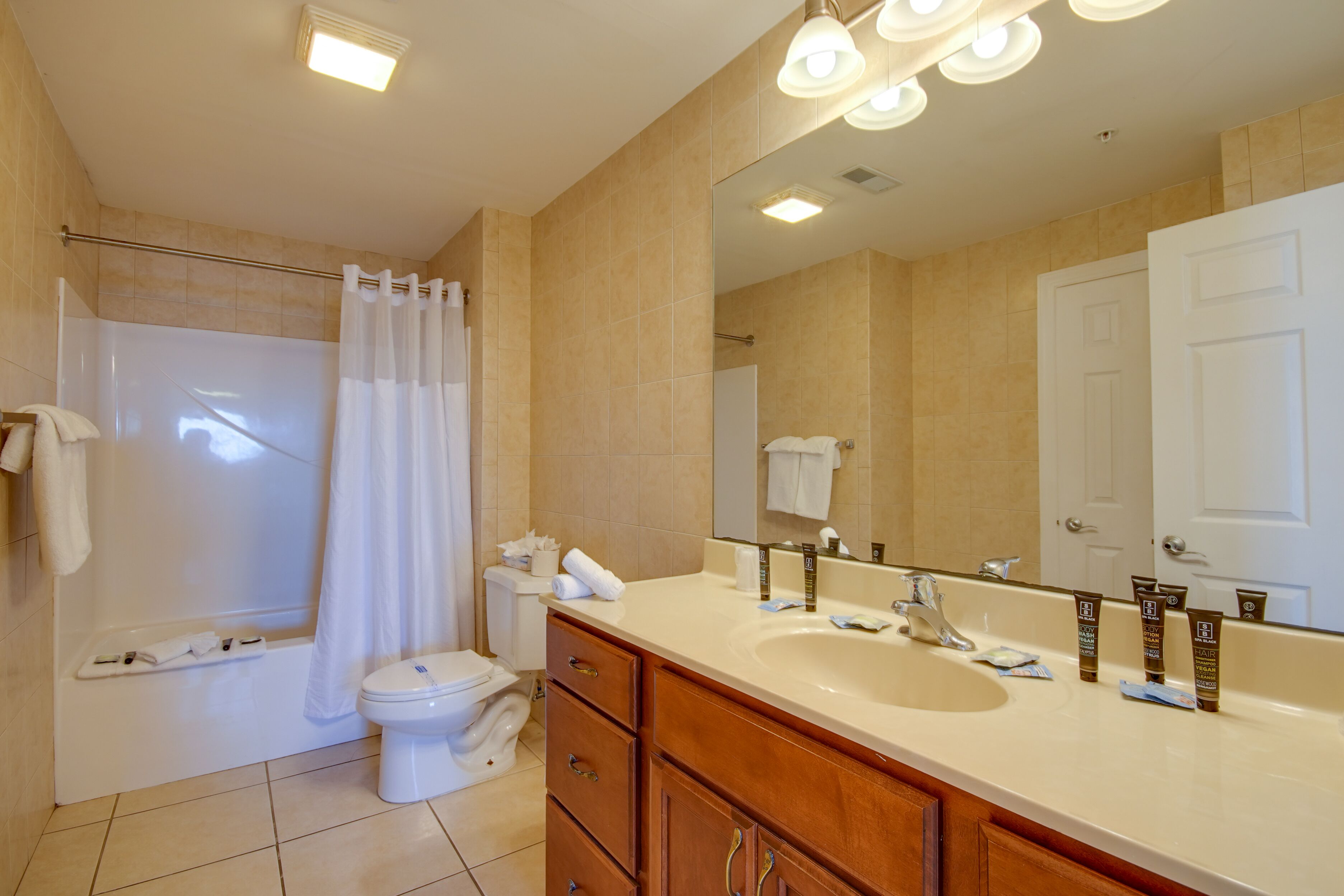 Combined shower/tub, jetted tub, free toiletries, hair dryer
