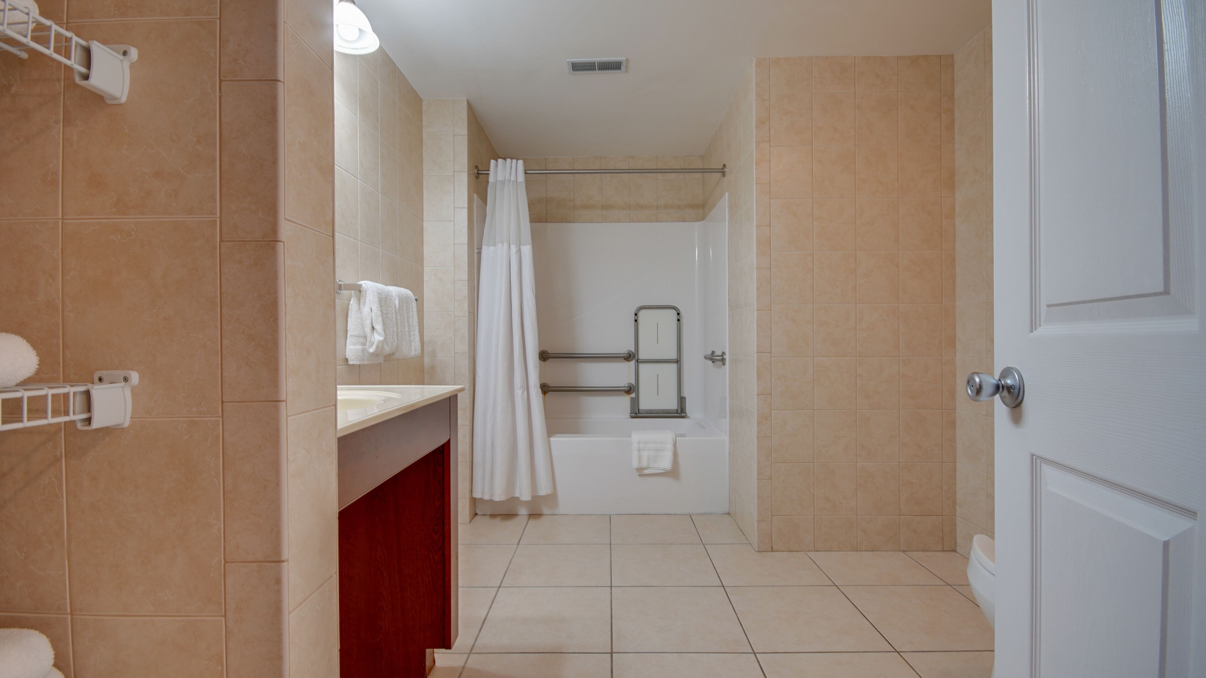 Un baño con bañera, ducha, inodoro y lavamanos.