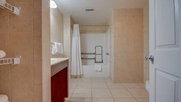 Un baño con bañera, ducha, inodoro y lavamanos.