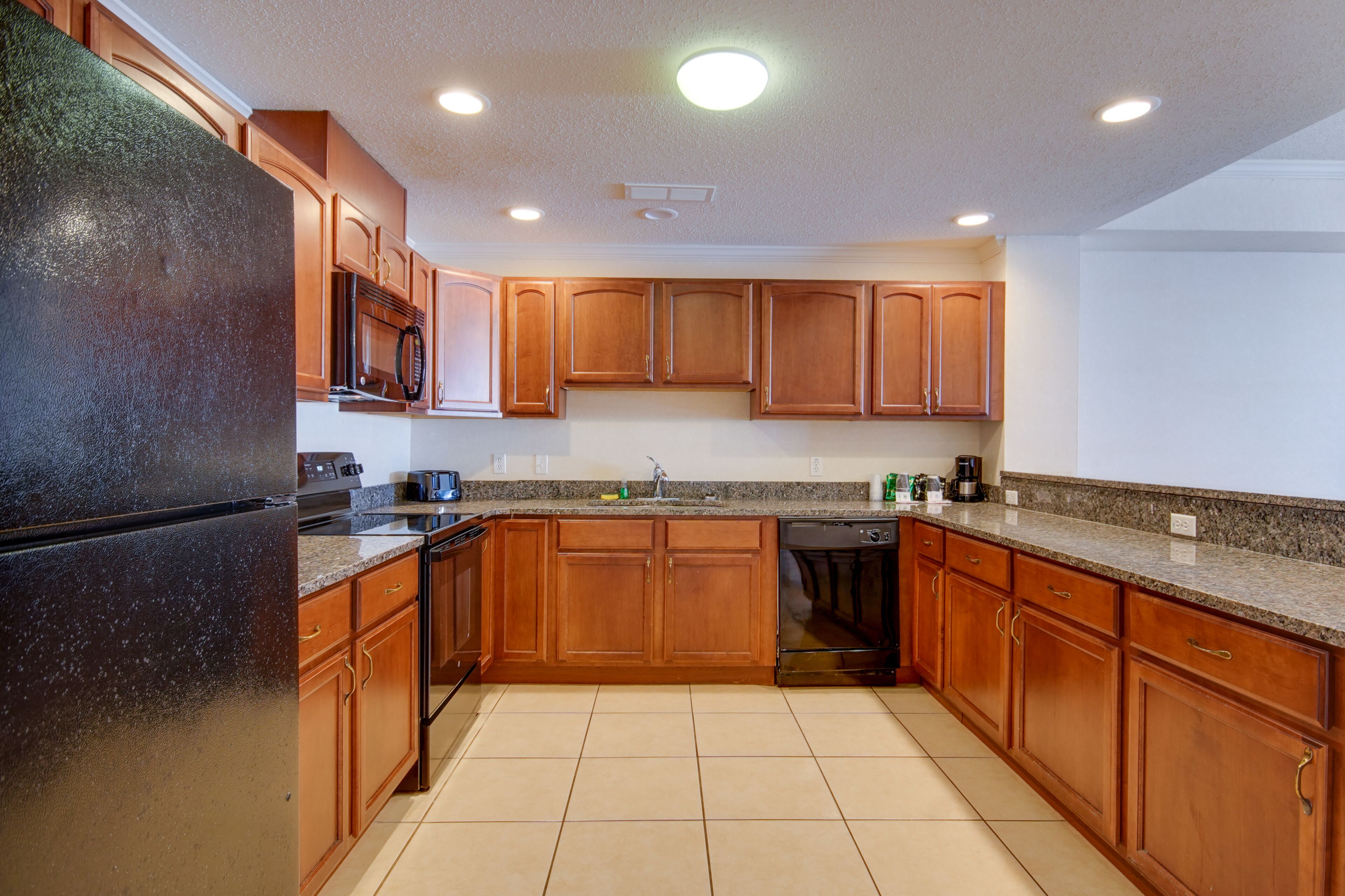 Full-sized fridge, microwave, oven, stovetop