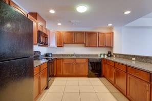 Grand réfrigérateur, micro-ondes, four, plaque de cuisson