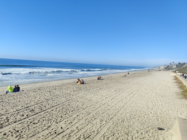 Perto da praia, espreguiçadeiras, toalhas de praia 