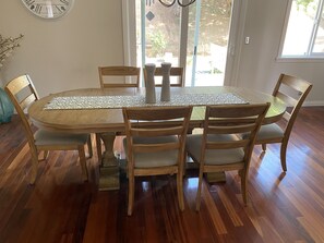 Dining - Carlsbad retreat min. from Tamarack Beach, The Village, Legoland, Flower Fields (Carlsbad)