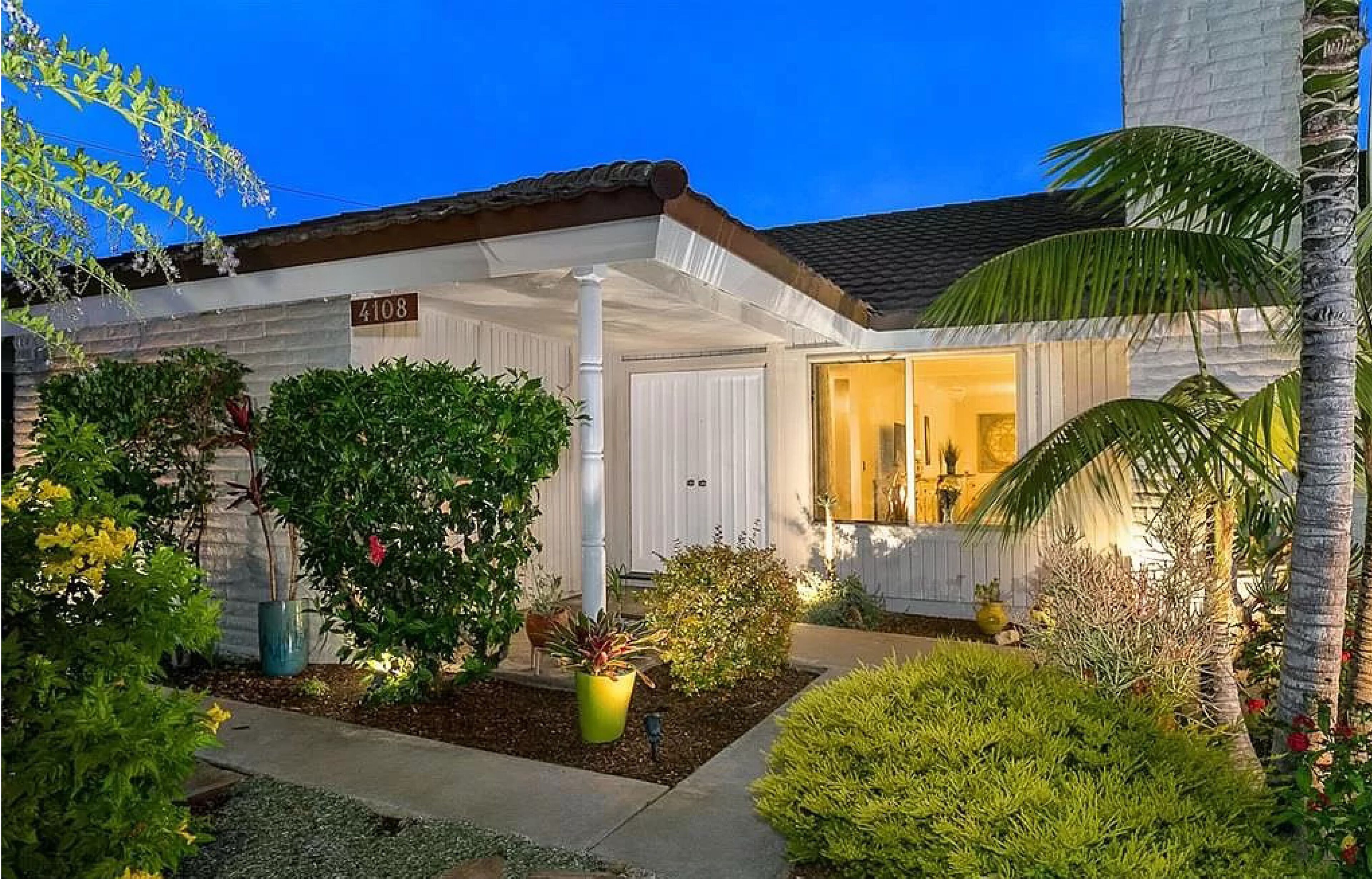 Carlsbad retreat min. from Tamarack Beach, The Village, Legoland, Flower Fields
