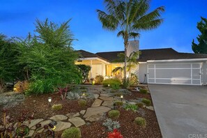 Exterior - Carlsbad retreat min. from Tamarack Beach, The Village, Legoland, Flower Fields (Carlsbad)