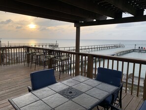Outdoor dining - Bayfront Rockport with Private Fishing Pier (Rockport)