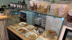 Une vitrine de boulangerie présentant divers desserts et pâtisseries.
