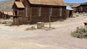 Un bâtiment en bois doté d’un clocher, d’une porte d’entrée et d’une fenêtre.