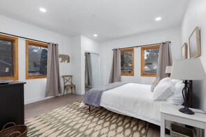 A bedroom with a bed, a chair, a desk, and a lamp. - EV Charging, Quick access to slopes,  restaurants. (Mammoth Lakes)
