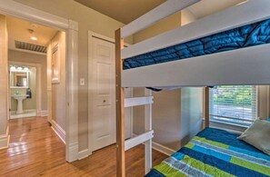 3 عدّة غرف نوم ومكواة/لوح كي وواي فاي وملاءات أسرّة