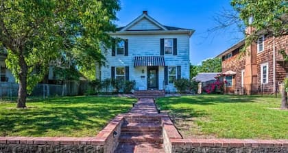 Oaklawn Weekender - 0.3 Miles to Oaklawn Racing Casino!