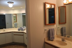 Combined shower/tub, towels