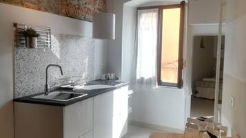 Réfrigérateur, plaque de cuisson, cafetiÚre/bouilloire