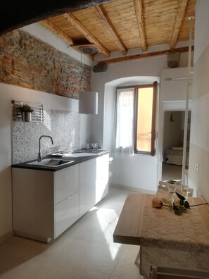 Réfrigérateur, plaque de cuisson, cafetière/bouilloire