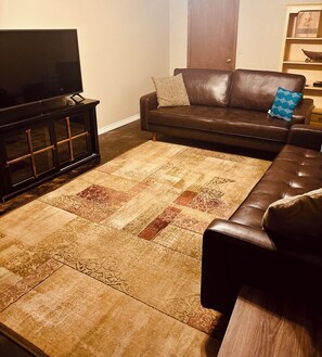 Smart TV, fireplace, books - Renovated & peaceful home with bike storage and connected to Razorback Greenway  (Bentonville)